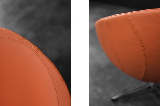Image 1 of Fauteuil pivotant orange de style scandinave moderne vintage des années 1960