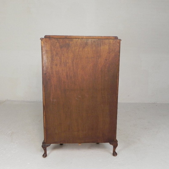Image 1 of Engelse Art Deco vitrinekast op sierlijke poten, jaren 30