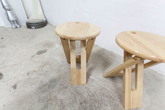 Image 1 of Een paar opklapbare krukjes van Adrian Reed uit de jaren 80.