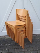 6 chaises empilables au design danois.