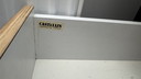 Credenza Castelijn d242 bianca con ante in alluminio e pannelli laterali neri.