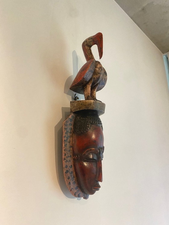 Image 1 of West-Afrikaans houten masker met vogelbekroning – handgesneden, 20e eeuw