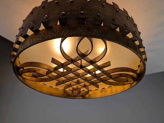 Lampada da soffitto brutalista di metà secolo in ferro battuto dorato con motivo a castello, anni '40 (photo 6 of 11)