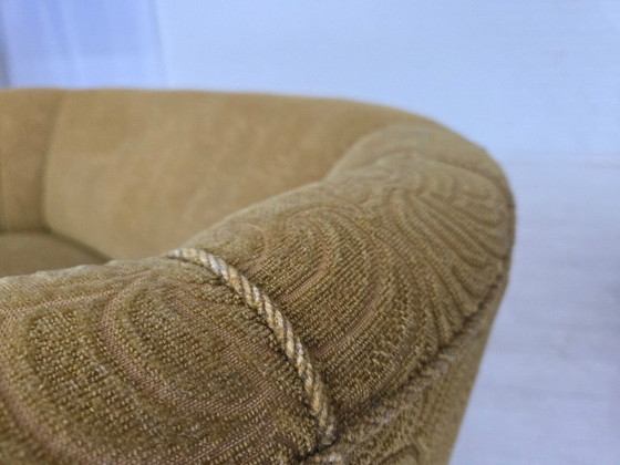 Image 1 of Dänisches 2-Sitzer-Sofa „Banane“ aus den 1960er Jahren, Bezug aus Velours, Buchenholz