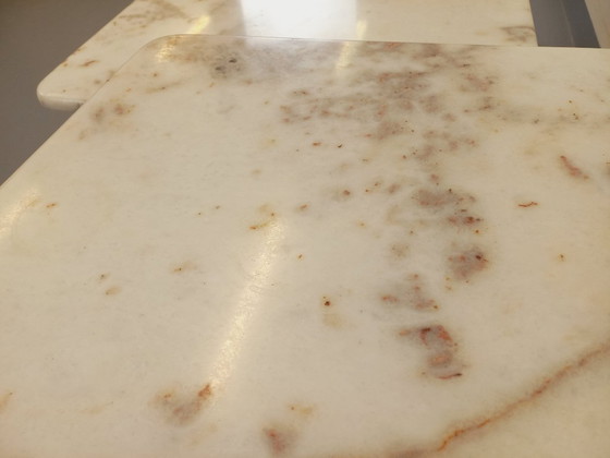 Image 1 of Paire de tables basses gigognes vintage en marbre blanc des années 70