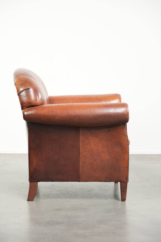 Comfortabele vintage schapenleren armchair afgewerkt met siernagels – Fauteuils, Leather, Klassiek (photo 3 of 12)