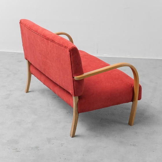 Image 1 of Vintage tweezitsbank – hout en rode stof, jaren 60, moderne antieke stijl