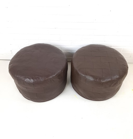2x Vintage Round Patchwork Leather Pouf Dark Brown 1970s – hockers en poefs (photo 2 of 7)