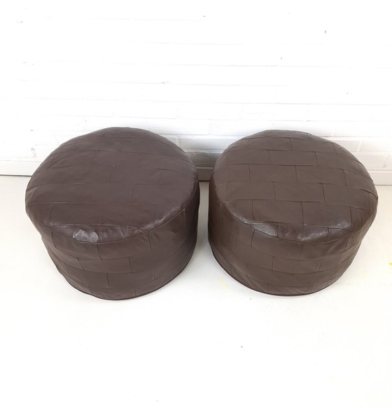 2x Vintage Round Patchwork Leather Pouf Dark Brown 1970s – Footstools & poufs (photo 2 of 7)