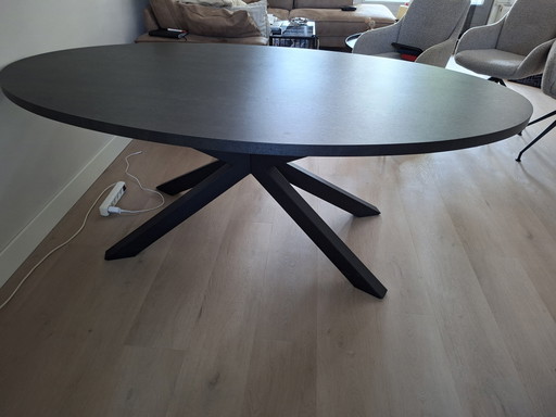 Schwarzer ovaler Esstisch mit Metallkreuzgestell – eettafels, Wood (photo 2 of 5)