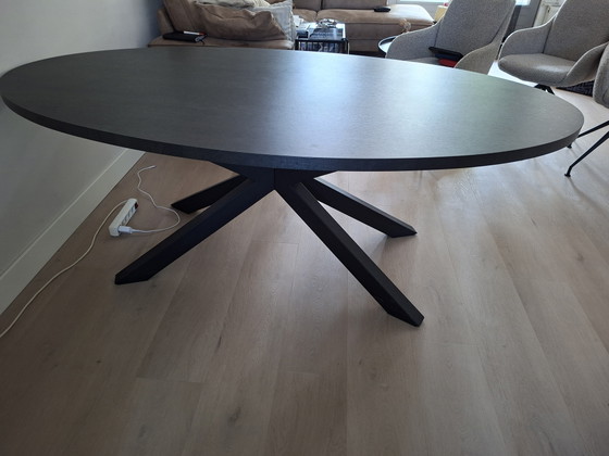 Schwarzer ovaler Esstisch mit Metallkreuzgestell – Esstische, Wood (photo 2 of 5)