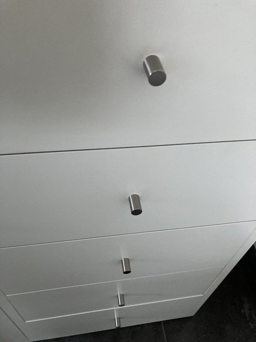 Op maat gemaakt ladenkastje gespoten mdf