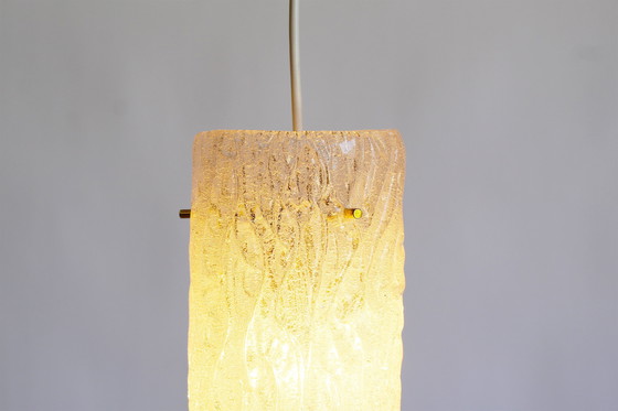 Image 1 of 1x Petite lampe suspendue en verre et laiton 'Riffle' de Kalmar