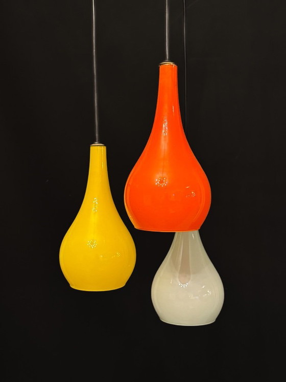 Image 1 of Lampada a sospensione di metà secolo con paralumi in vetro Vistosi di Stilux Milano. Italia, anni '60.
