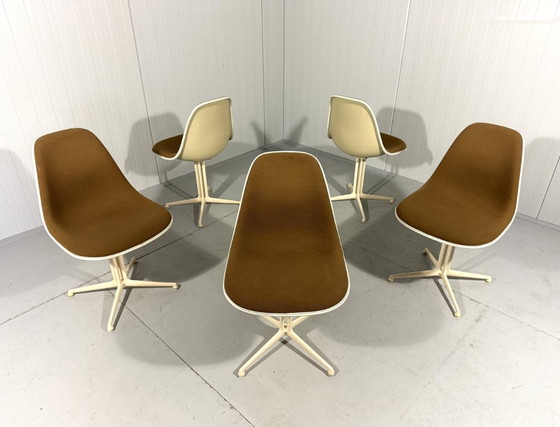 Image 1 of Cinco sillas La Fonda de Eames para Herman Miller, década de 1960.