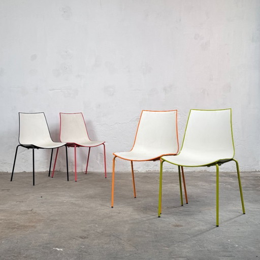 Juego de 4 sillas italianas Pedrali 3D a color.