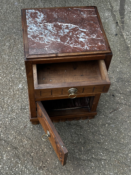 Image 1 of Art-Deco gesneden houten en marmeren nachtkastje