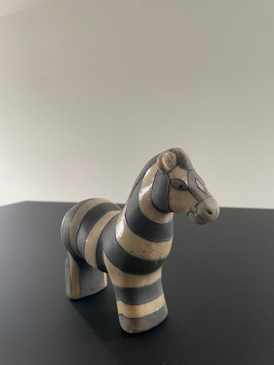Image 1 of Estatua de cebra de cerámica raku – diseño artesanal