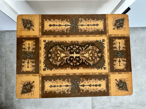 Vintage Italiaans tafeltje met inlegwerk en muziekdoos