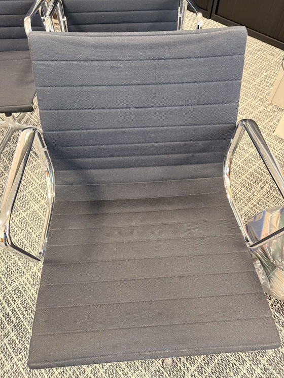 4 Vitra Charles & Ray Eames Conference chairs – Textile, Aluminium (photo 7 of 15)