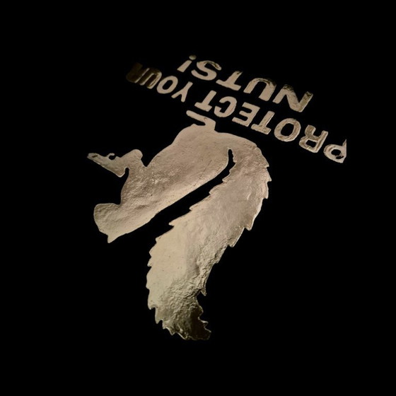 Image 1 of Opera d'arte in oro 23 carati "Proteggi le tue noci", dorata e incorniciata, edizione limitata