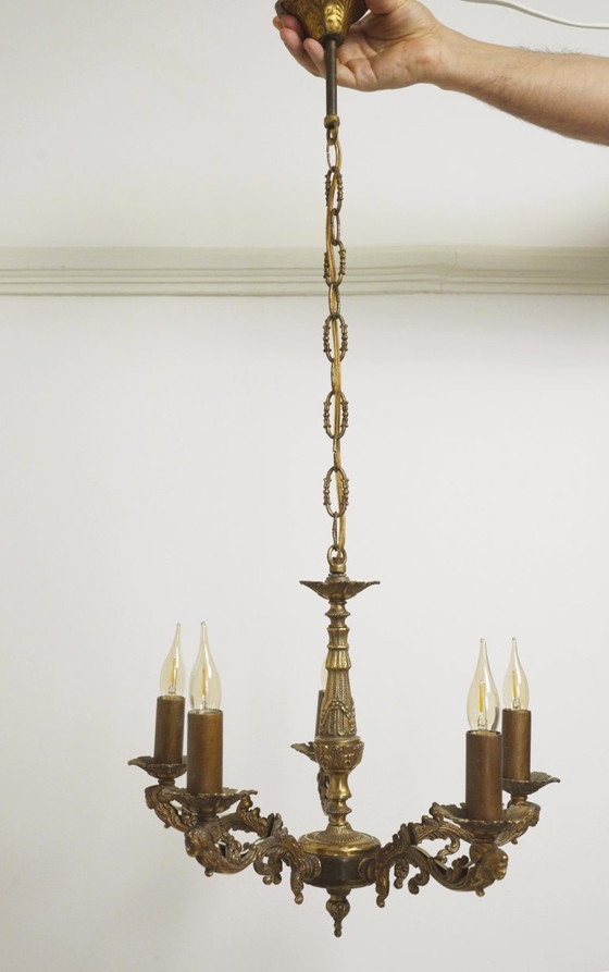 Image 1 of Vintage Franse messing kroonluchter, antieke plafondlamp in rococo-revival Louis XV-stijl met 5 armen en gezichtsmotieven.
