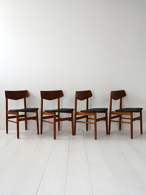 Ensemble de quatre chaises scandinaves en teck