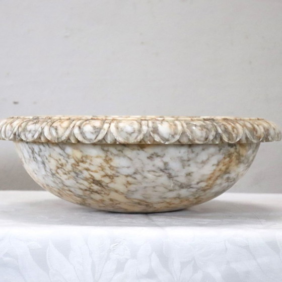 Image 1 of Baignoire ou lavabo circulaire en marbre, Italie, début du XXe siècle