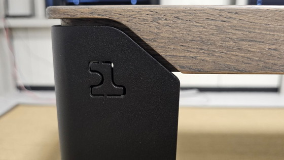 Image 1 of Leolux kalia eetkamertafel 280x100; blad = eiken; frame = epoxy; pootdoppen = zwart