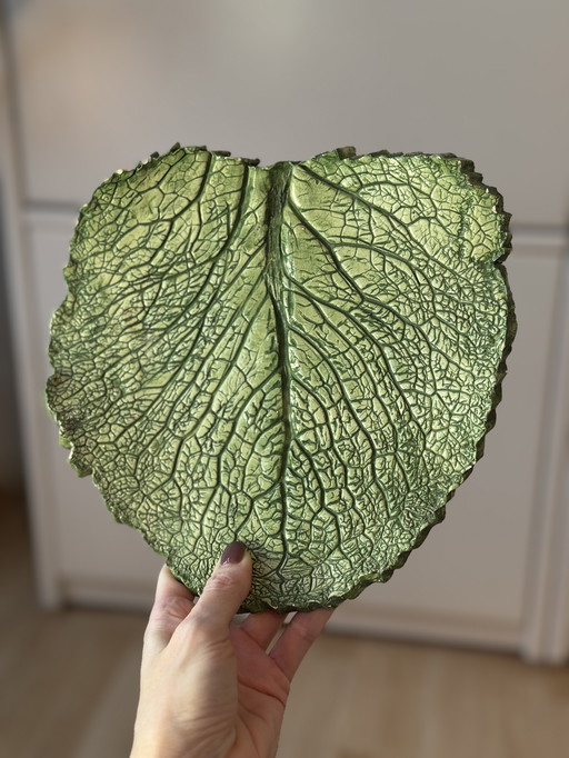 Plato/cuenco de cerámica hecho a mano - forma orgánica de hoja de col verde