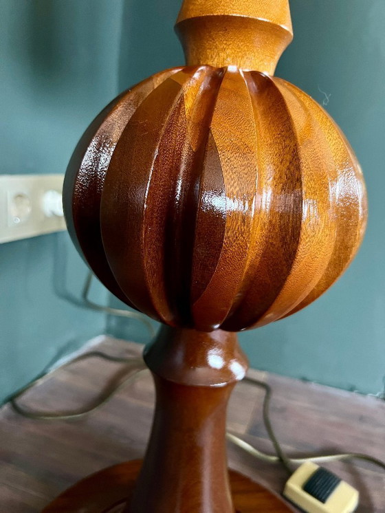 Image 1 of Rarità! Lampada da terra vintage di metà secolo/era spaziale con paralume in pelle e insolita base in legno, in condizioni eccel