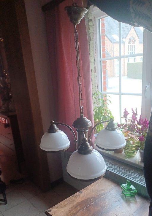 Lampadario vintage a 3 bracci con paralumi in vetro opalino bianco, lampadario rustico in metallo anni '70 per sala da