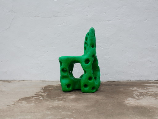 chaise sculptée verte de Zion