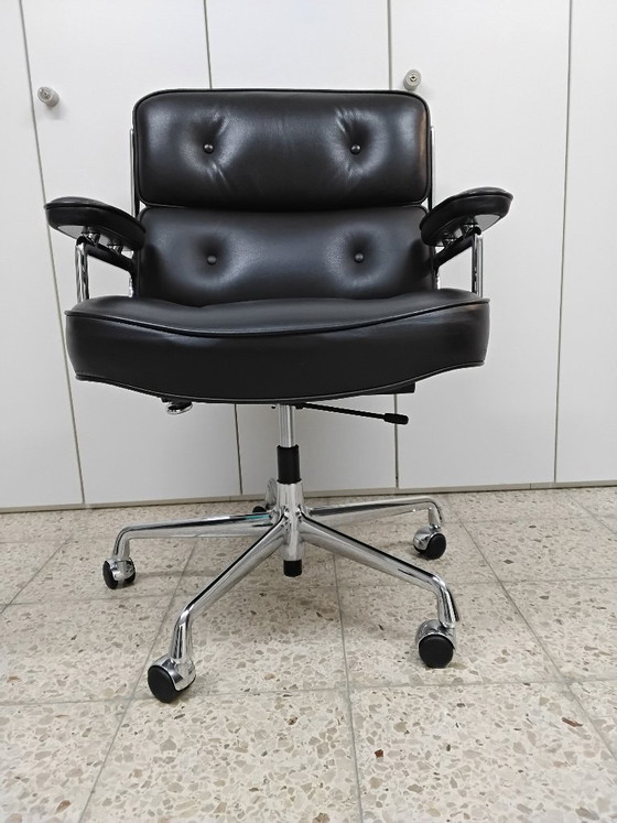 Vitra Eames Lobby Chair ES 104 – Bürostühle, Leather, Aluminium (photo 7 of 12)