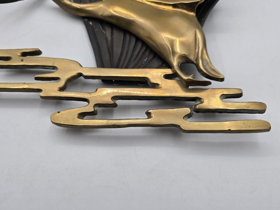 Image 1 of Grande sculpture murale vintage en laiton, représentant un vol d'oiseau.