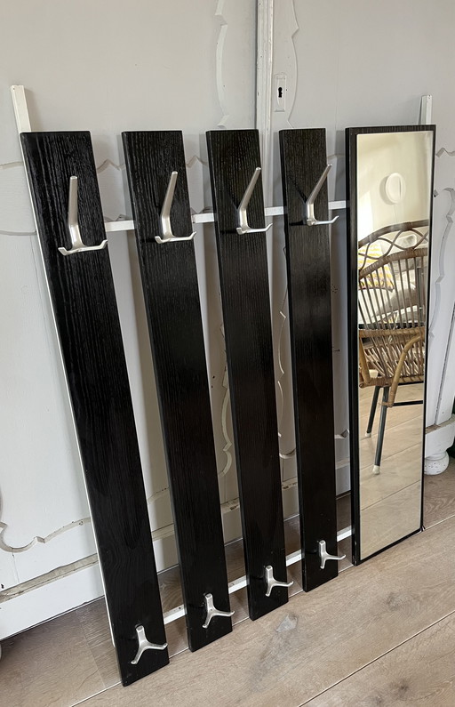 Porte-manteau original avec miroir, datant des années 1960.