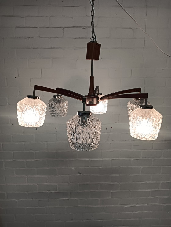 Image 1 of Lampe des années 1960, en teck et avec 6 magnifiques abat-jour en verre.