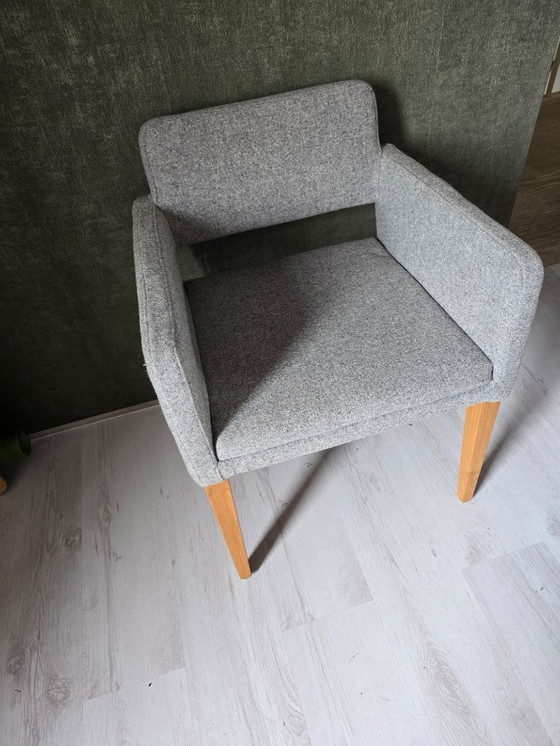 Image 1 of 4x Sateliet eetkamerstoel met armleuning – grijs / houten poten