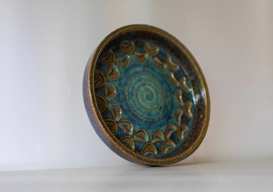 Image 1 of Plato de cerámica de estilo modernista, obra de Michael Andersen, Dinamarca, década de 1960.