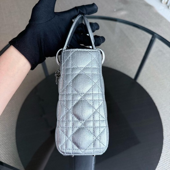 Image 1 of DIOR DONNA PICCOLO - PELLE DI VITELLO METALLIZZATA CANNAGE, ARGENTO, FERRAMENTA ARGENTO