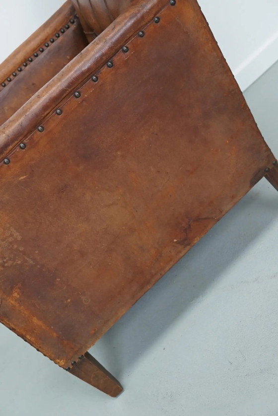 Image 1 of Antieke Franse cognackleurige leren clubfauteuil met knooprug