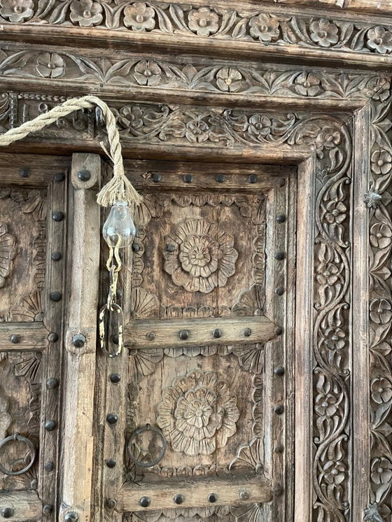 Image 1 of Antigua puerta de madera tallada a mano – Probablemente de Sulawesi