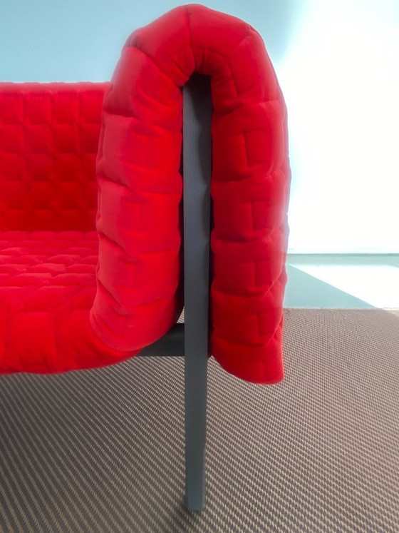 Image 1 of Inga Sempe - Ligne Roset Ruché Poltrona e chaise longue Rivestimento in velluto rosso e gambe in legno grigio 2025