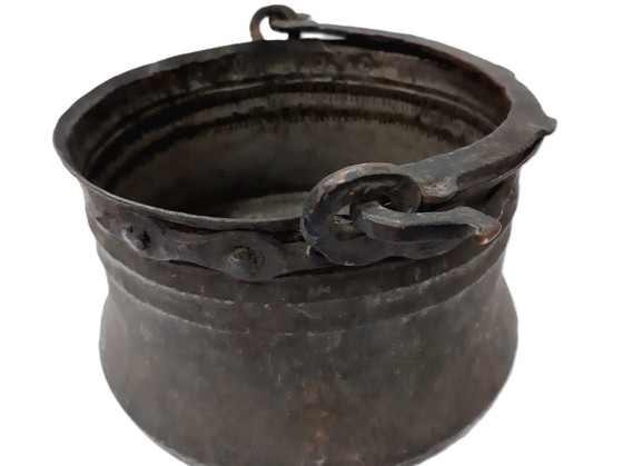 Image 1 of Antiguo caldero primitivo de cobre, grande, martillado a mano, estañado