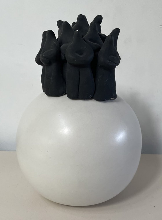 Bildhauerei mit schwarzen Figuren auf weißer Kugel, Keramik, Modern (Foto 2 von 7)