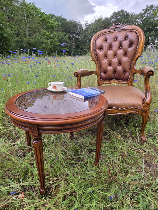 Fauteuil classique vintage en cuir avec cadre en bois