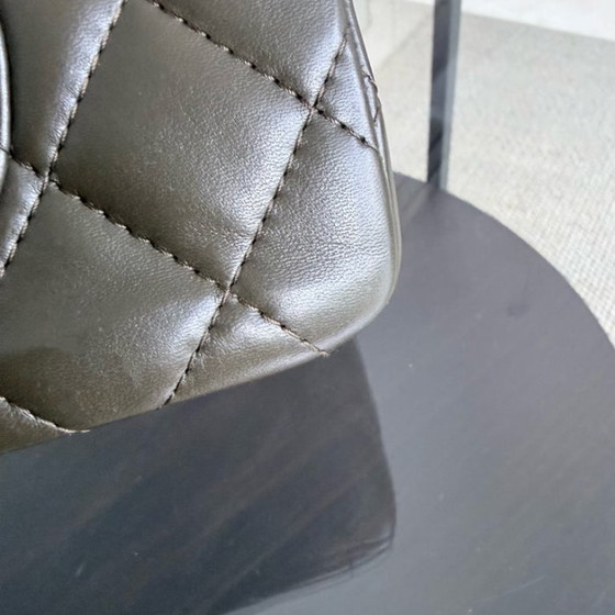 Image 1 of Chanel 2.55 Reissue 226 - Pelle di vitello trapuntata invecchiata, verde militare scuro, hardware dorato, serie 13
