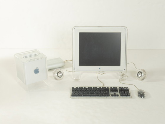 Image 1 of Power Mac G4 Cube et écran Studio 17 pouces, Apple, années 2000, vintage
