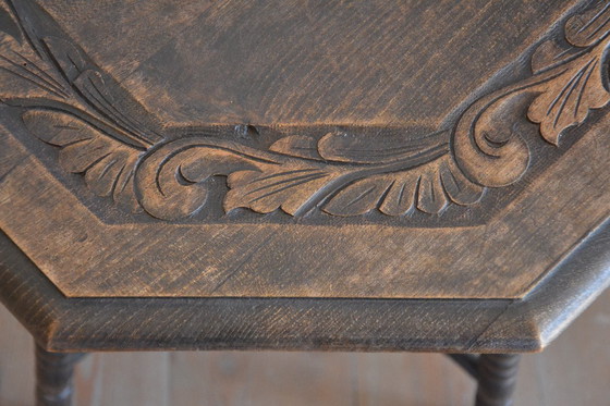 Image 1 of Vieille table d'appoint en chêne avec de magnifiques pieds incurvés et de jolies sculptures sur bois