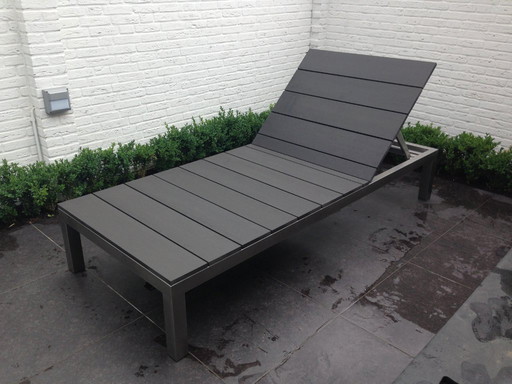 Chaise longue unique en acier inoxydable avec des planches composites solides